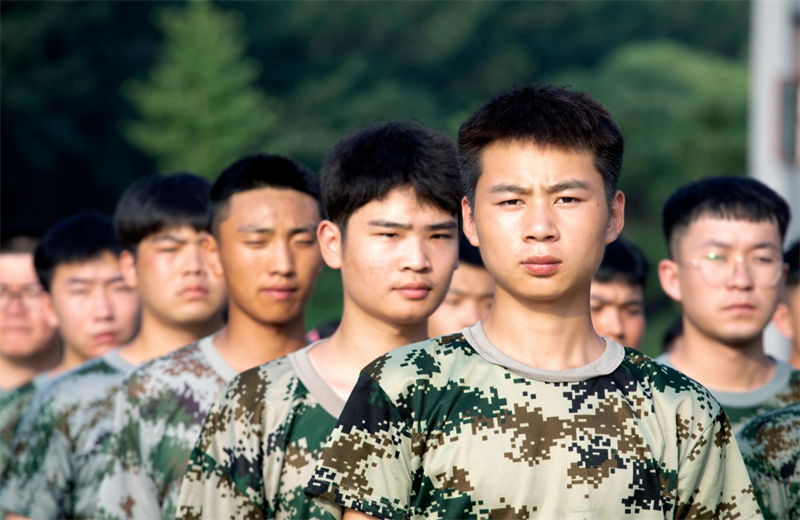 2021年7月6日，尊龙凯时北京集团百名应届大学生褪下便服换上军装，在训练场上接受为期2天的军训，享受入职前的第一份美好记忆。