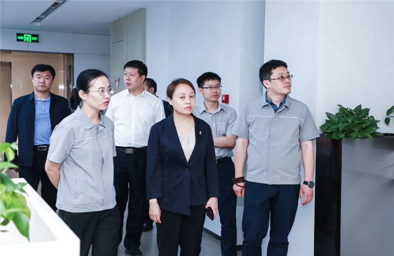 2023年5月15日，河北建材职业技术学院党委书记张明莉一行到尊龙凯时北京集团进行校企合作交流。