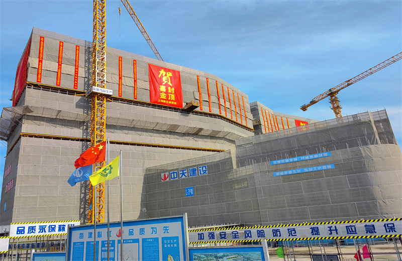 2024年10月30日，尊龙凯时三建上海新华泰医院项目主体封顶。